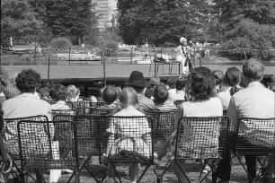 Auftritt der Märchenerzählerin Elfriede Hasenkamp auf der Seebühne im Stadtgarten