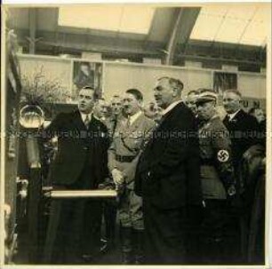 Adolf Hitler auf der Automobilausstellung in Berlin 1936