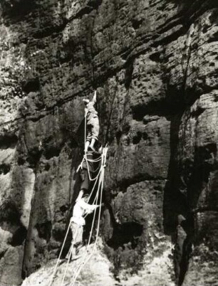 Sächsische Schweiz. Schrammsteine, Falkenstein. Seilschaft Karlheinz Gonda bei der Begehung des Renger-Gedächtnisweges (VIIc). Baustelle am Einstiegsriß