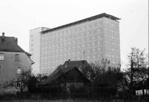 Baden-Oos, Baden-Baden: Verwaltungshochhaus mit alten Häusern im Vordergrund