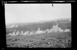 Übungsgelände I bei Mouzon (Dep. Ardennes, Frankreich): Geröllfeld mit mehreren niedrigen Rauchwolken vor einer Senke ("Gaswolke")