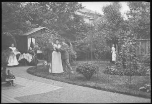 Kötzschenbroda. Erholung im Garten
