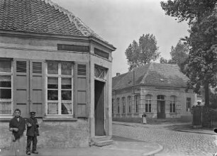 Häuser an einer Straßenkreuzung