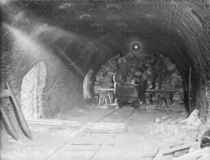 Hermsdorf. Kalkwerk. Einsetzen des Kalksteins in den Ofen