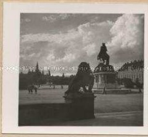 Wien, Blick von der Neuen Burg über den Heldenplatz, Reiterdenkmal Prinz Eugen von Savoyen, erbaut von von Anton Dominik Ritter von Fernkorn, im Hintergrund die Türme des Rathauses