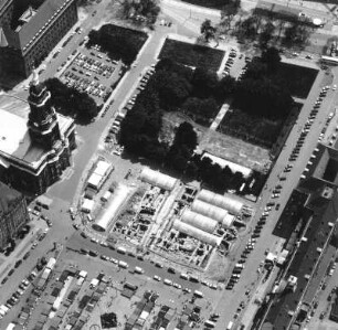 Dresden-Altstadt. Altmarkt. Südseite mit Grabungsfläche und Grünanlage. Luftbildschrägaufnahme von Nordwesten