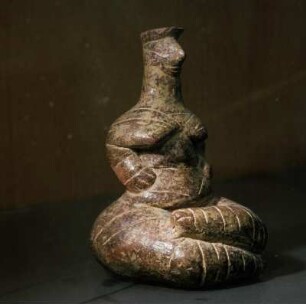 Die große Göttin : Iraklion. Archäologisches Museum, XVII 175. Große Göttin, fettleibig: Steatopygie, neolithisch. Aus Kato Chorió bei Ierápetra, um 3500 v. Chr