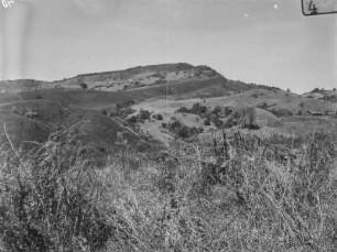 Landschaft : Blick von einer Anhöhe in ein Tal und auf bergige Umgebung