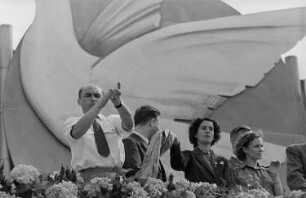 Frauenrechtlerin Raymonde Dien bei den III. Weltfestspielen der Jugend und Studenten in Berlin : Friedensmarsch am 12. August 1951 anlässlich der III. Weltfestspiele der Jugend und Studenten in Berlin 5.-19. August 1951. Blick auf die Ehrentribüne mit Frauenrechtlerin Raymonde Dien (3. v. l.)