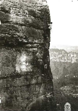 Sächsische Schweiz, Rathener Gebiet. Kleiner Wehlturm. Paul Illmer über dem Ring der Südwestwand (VI)