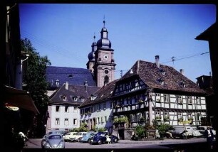 Amorbach: Fachwerkhaus mit Mariensäule und Stadtpfarrkirche