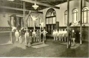 Turnhalle mit Gymnasiasten beim Geräteturnen, im Königlichen Joachimsthalschen Gymnasium in Berlin-Wilmersdorf