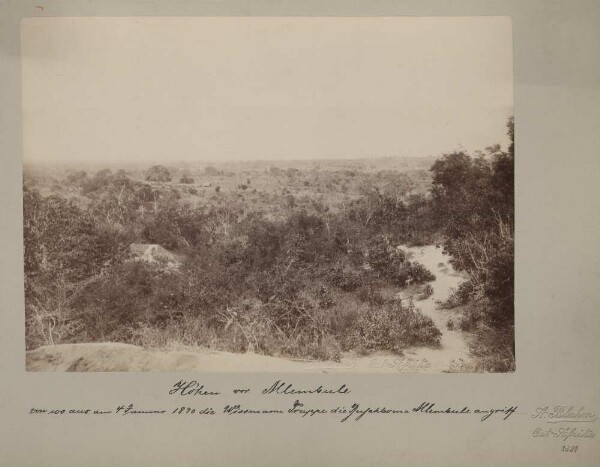 "Hauteurs de Mlembule, d'où la troupe Wissmann a attaqué le bushboma Mlembule le 4 janvier 1890".