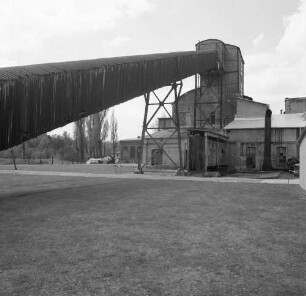 Uebigau-Wahrenbrück-Domsdorf. Brikettfabrik Louise (1882/1991 Kohleabbau; seit 1992 Technisches Denkmal). Pumpenhaus und Schrägband (Verbindung zwischen Kohlebunker und Pumpenhaus). Ansicht vom Kohlebunker