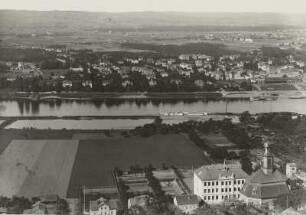 Blick vom Elbhang über Kirche und Schule über die Elbe nach Blasewitz : Dresden-Loschwitz. Blick vom Elbhang über Kirche und Schule über die Elbe nach Blasewitz