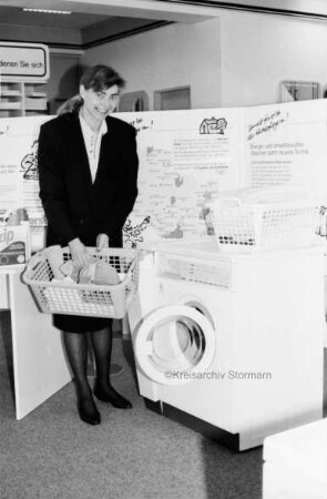 Schleswig-Holsteinische Stromversorgungs AG: Kundenzentrum Ahrensburg: Dorit Dohrendorf informiert Kunden über energiesparende Waschmaschinen