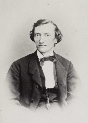 Porträt Alexander Wilhelmi (1817-1877; Schauspieler). Albuminabzug auf Karton (Carte-de-visite mit Atelieraufdruck verso)