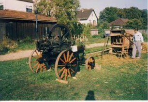 Fotografie: Ernteverfahren, Erntetechnik, Dreschmaschine, Dieselmotor, Riemenscheibe