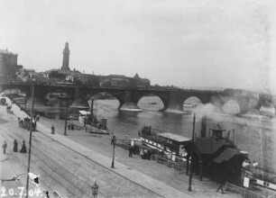 Dresden, Blick über das Terrassenufer auf die Augustusbrücke