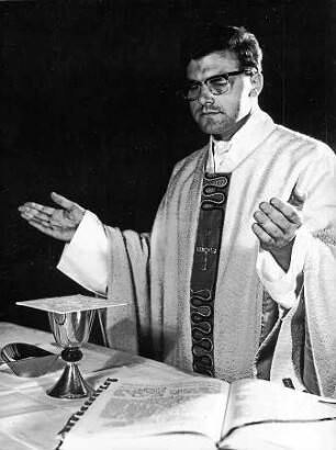 Katholischer Priester bei der Eucharistiefeier