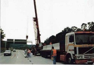 Baustelle von km 537,1 - 542 Betongleitwand, Abladen und Aufbau der Betongleitwand.