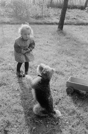 Ein kleines Mädchen und Rössings Hund