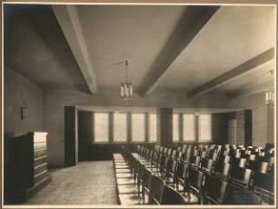 Gemeindehaus der St.Laurentius-Kirchengemeinde, Am Generalshof, Berlin-Köpenick: Innenaufnahme Konfimandensaal mit Stühlen seitlicher Blick zum Rednerpult