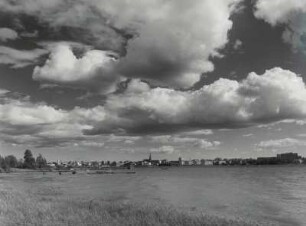 Fluß, Stadt Himmel und Wolken satt
