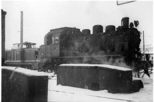 Gammertingen, Diesellok V81, Dampflok 141, davor die Wasserbehälter von Dampflok 11, die sich in der Hauptuntersuchung befindet