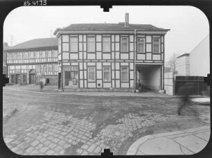 Nordhausen, Barfüßerstraße. Wohnhaus mit Laden und Durchfahrt. Giebelfront