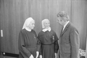 Verleihung der Bundesverdienstmedaille an Schwester Alverna und Schwester Emma Morlock aus dem Bereich der kirchlichen Krankenpflege in Durlach