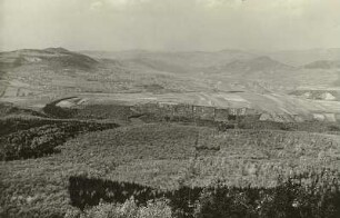 Böhmisches Mittelgebirge. Blick vom Lobosch : Tschechien, Böhmisches Mittelgebirge, Blick vom Lobosch (572 m) ins Elbtal auf Dolny Zálezy (deutsch Salesel) und Zirkowitz