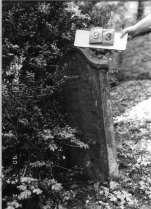 Grabstein 93 (Index: 99790569) Maße HxBxT: 97x51x10 cm: Grabstein 93