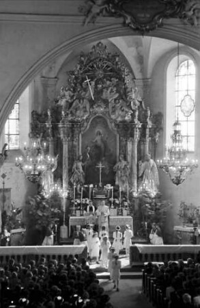 St. Märgen: Erstkommunikanten in der Kirche; Blick zum Altar von oben