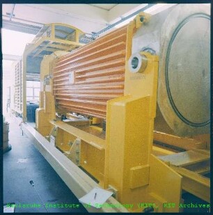 Anlieferung von Brennelementen in einem Castor-Behälter (Cask for Storage and Transport of Radioactive Material) für die Kompakte Natriumgekühlte Kernenergieanlage (KNK)