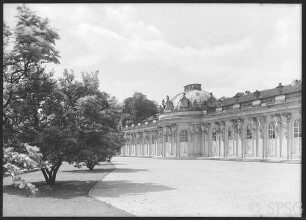 Potsdam, Schloss Sanssouci, Oberste Terrasse, Blick seitlich auf Schloss, mit Magnolien, Brunnenbecken.
