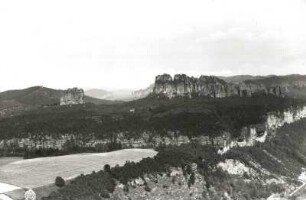 Sächsische Schweiz. Hohe Liebe und Schrammsteine mit Falkenstein und Gute-Bier-Wänden über den Zahnsgrund. Luftbild-Schrägaufnahme von Westen