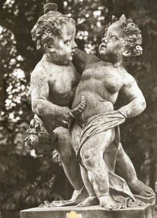 Puttengruppe: Knabe und Mädchen mit Becher : Knabe mit Widderhorn und Mädchen mit Becher und Rosen im Haar