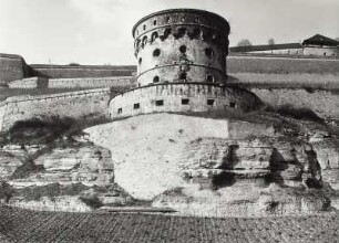 Würzburg. Festung Marienberg. Maschikuliturm. M. v. Welsch, J. B. Neumann. Talseite von Süden