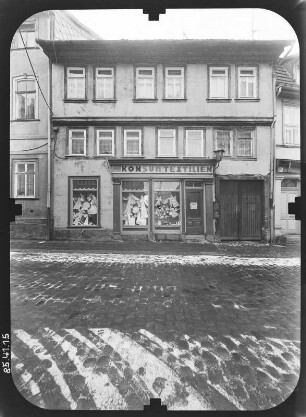 Nordhausen, Barfüßerstraße. Wohnhaus mit Laden. Straßenfront