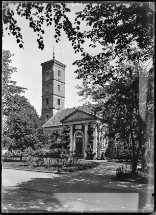 Bremerhaven (vermutlich). Kirche mit Inschrift über dem Portal und Kirchturm