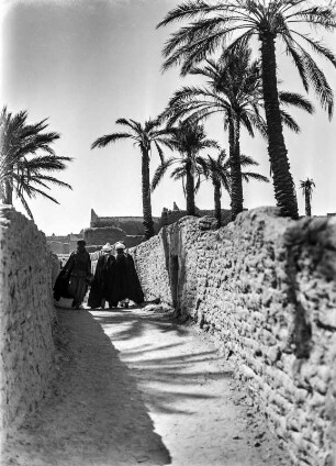 Eine Gasse : Männer in einer Gasse der Oase von Ghadames