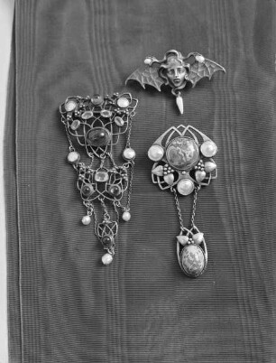 Zwei Anhänger und eine Brosche — Anhänger (Schmuck)