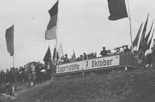 Weihe der Sportstätte 7. Oktober - Enthüllter Namenszug, Fahnen der Deutschen Demokratischen Republik und der Sowjetunion, auf einem Plakat des Porträt Walter Ulbrichts : Einweihung der Sportstätte 7. Oktober