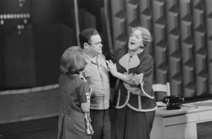Szenenbilder aus "Karambolage", Operette von Conny Odd (Carlernst Ortwein) mit Libretto von Maurycy Janowski. Metropol-Theater Berlin, 02.04.1971