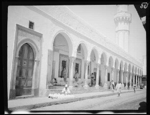 Tripolis (Libyen): Gebäude mit Säulenumgang, im Hintergrund das Minarett der Ahmed Pasha Karamanli-Moschee ("Moschee el Bashra")