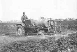 Schädlingsbekämpfung mit dem Geräteträger RS 09/15 in der LPG Kunersdorf (Kr. Bad Freienwalde)