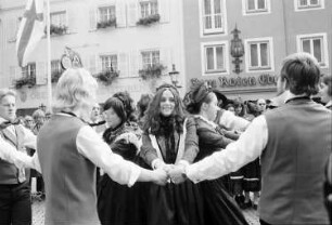 Freiburg: Münsterplatz; Trachtengruppe