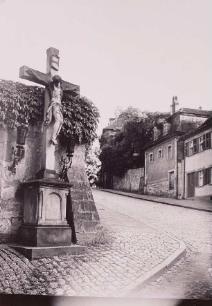 Bamberg, Straße mit Wegkreuz : Bamberg. Straßenbild mit Wegekreuz