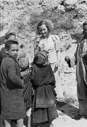 Reisefotos Orient. Touristin beim Landgang mit einheimischen Kindern